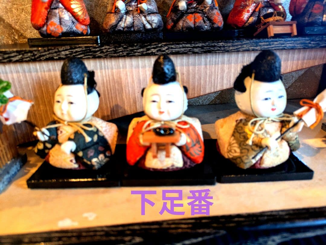 昭和30年代の木目込みお雛様 です 15人勢揃いしたコンパクトなアンティーク人形