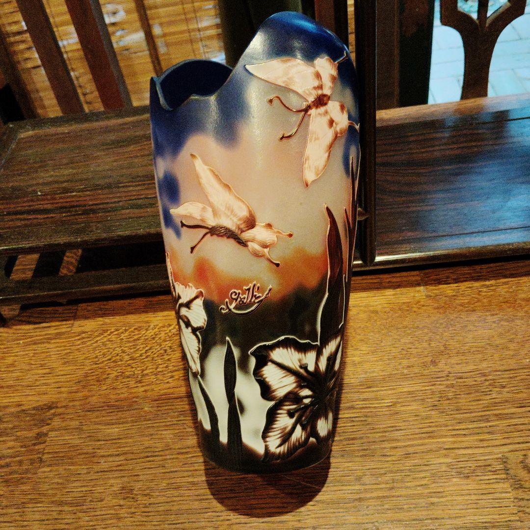 手描きガラス花瓶 蝶と木の葉