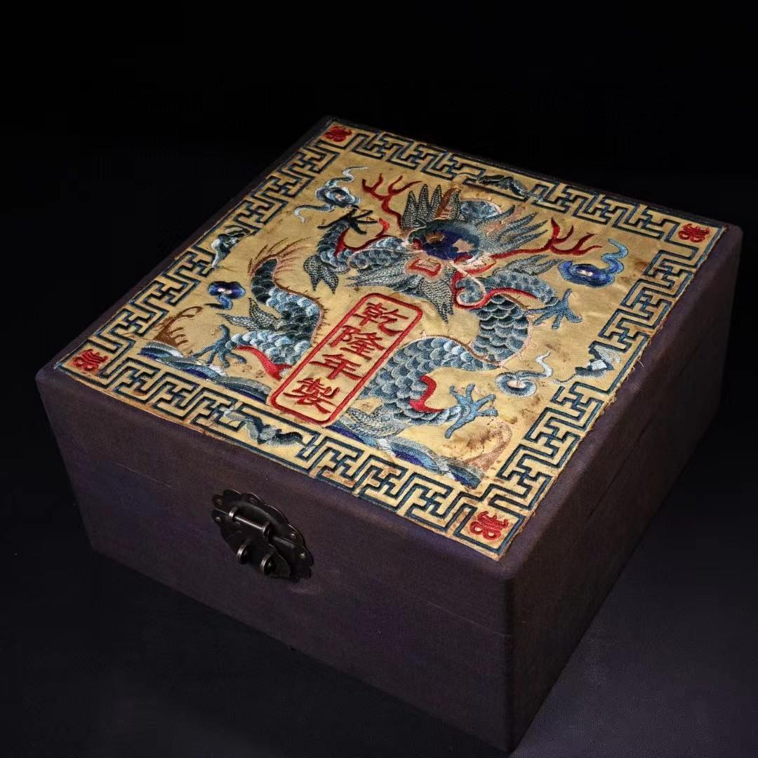 中国古美術・珍蔵粉彩・花鳥絵磁器の中皿・純手描き・刺繍箱付・置物・文房具・観賞皿