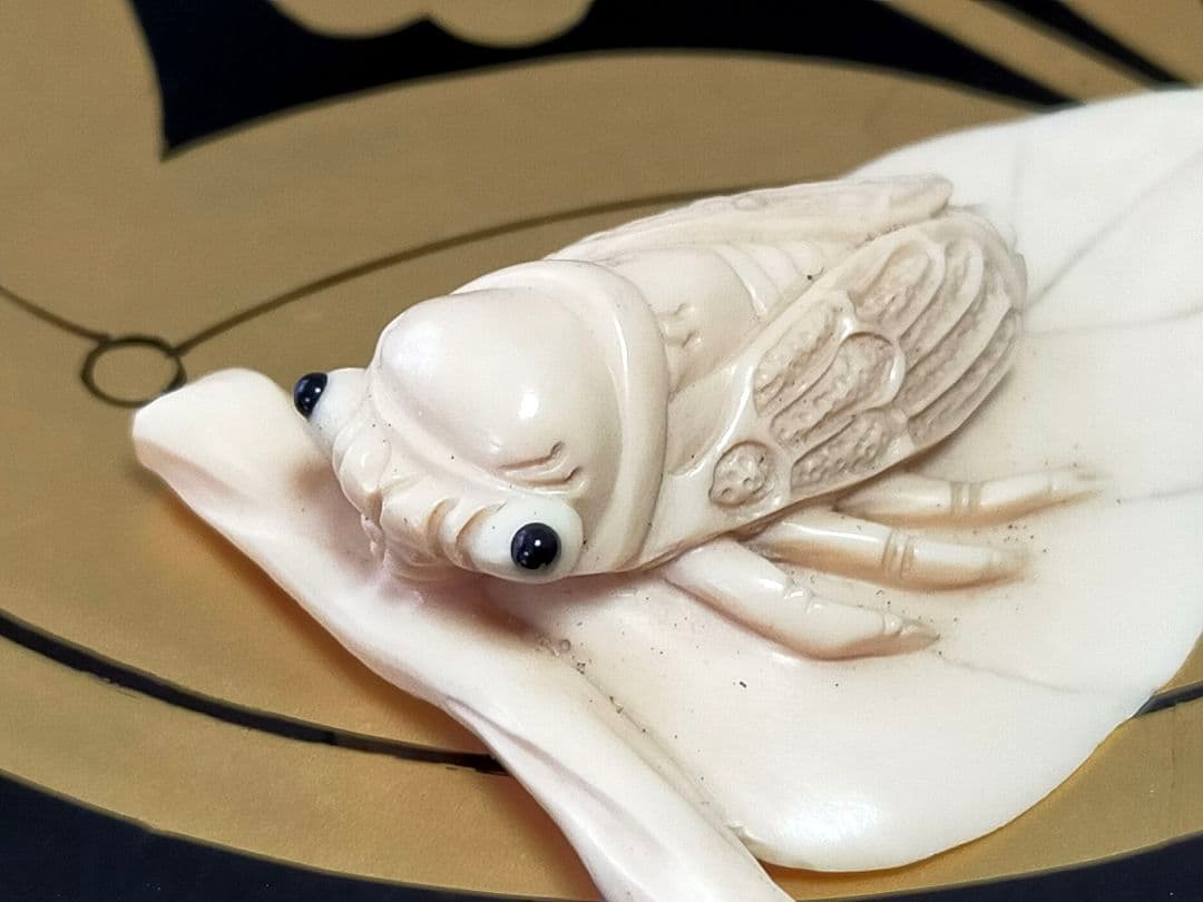 ♥　根付　蝉　セミ　在銘　骨董品　彫刻　アンティーク　レトロ