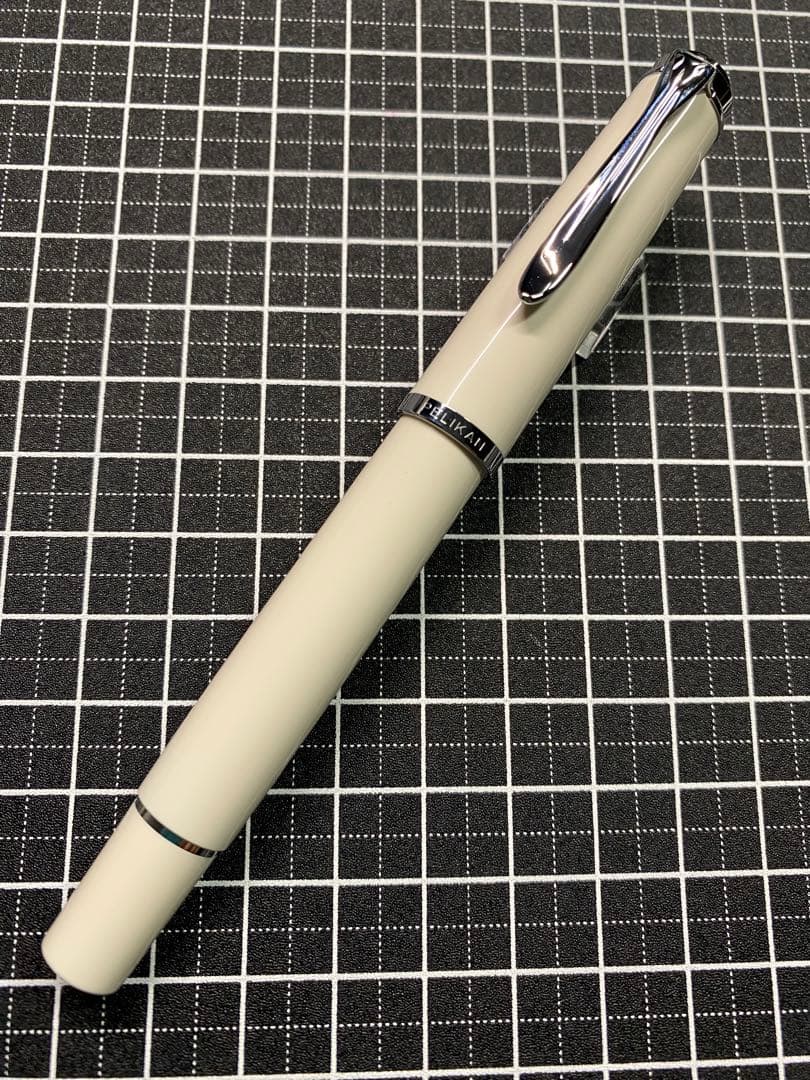 PELIKAN CLASSIC M205 WHITE 万年筆　字幅F