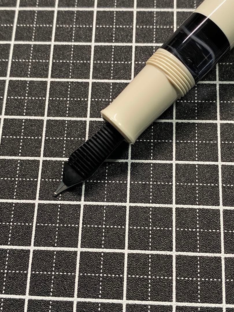 PELIKAN CLASSIC M205 WHITE 万年筆　字幅F