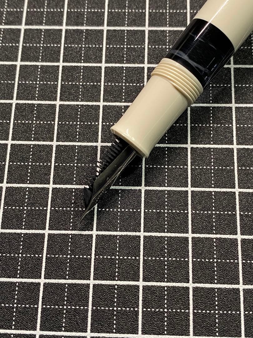 PELIKAN CLASSIC M205 WHITE 万年筆　字幅F