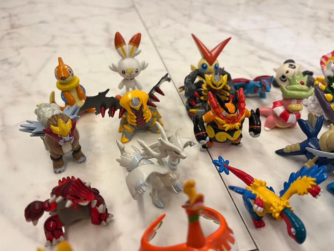 公*o様 モンコレ55個と破損あり8個大量セットにモンコレ以外のおまけ大量セット