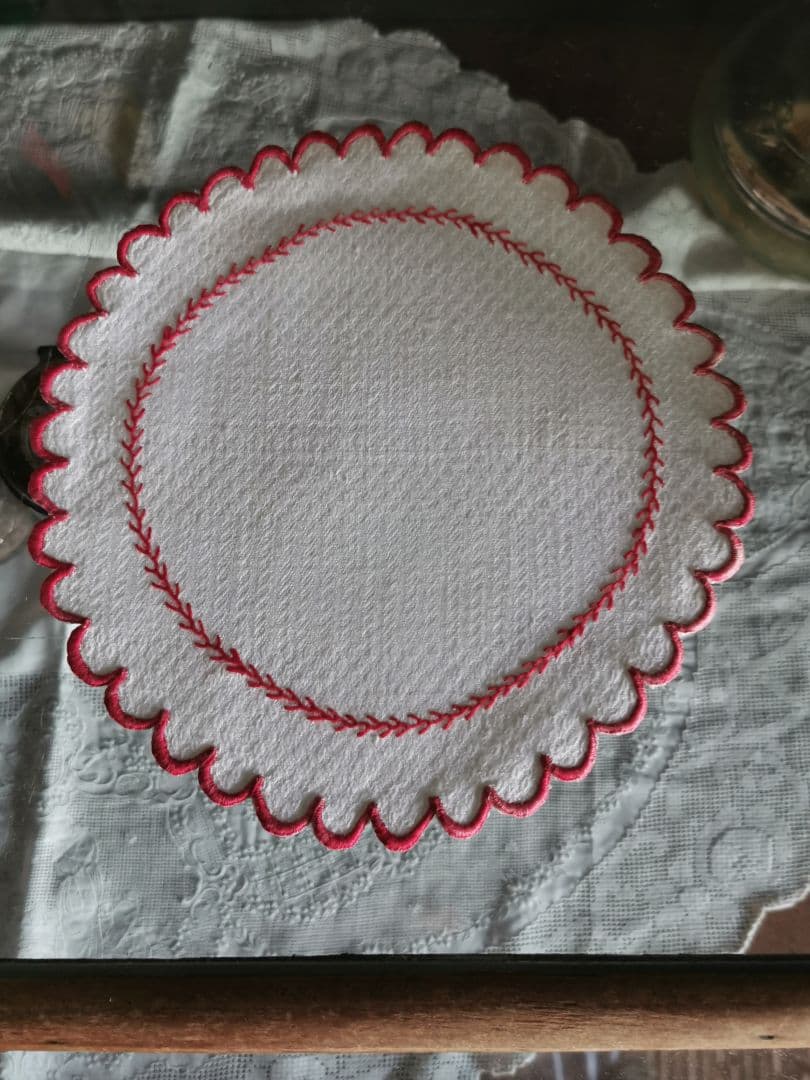 アンティークフランス ピケ風モチーフダマスク織❖〰️ 赤糸刺繍花型ドイリー