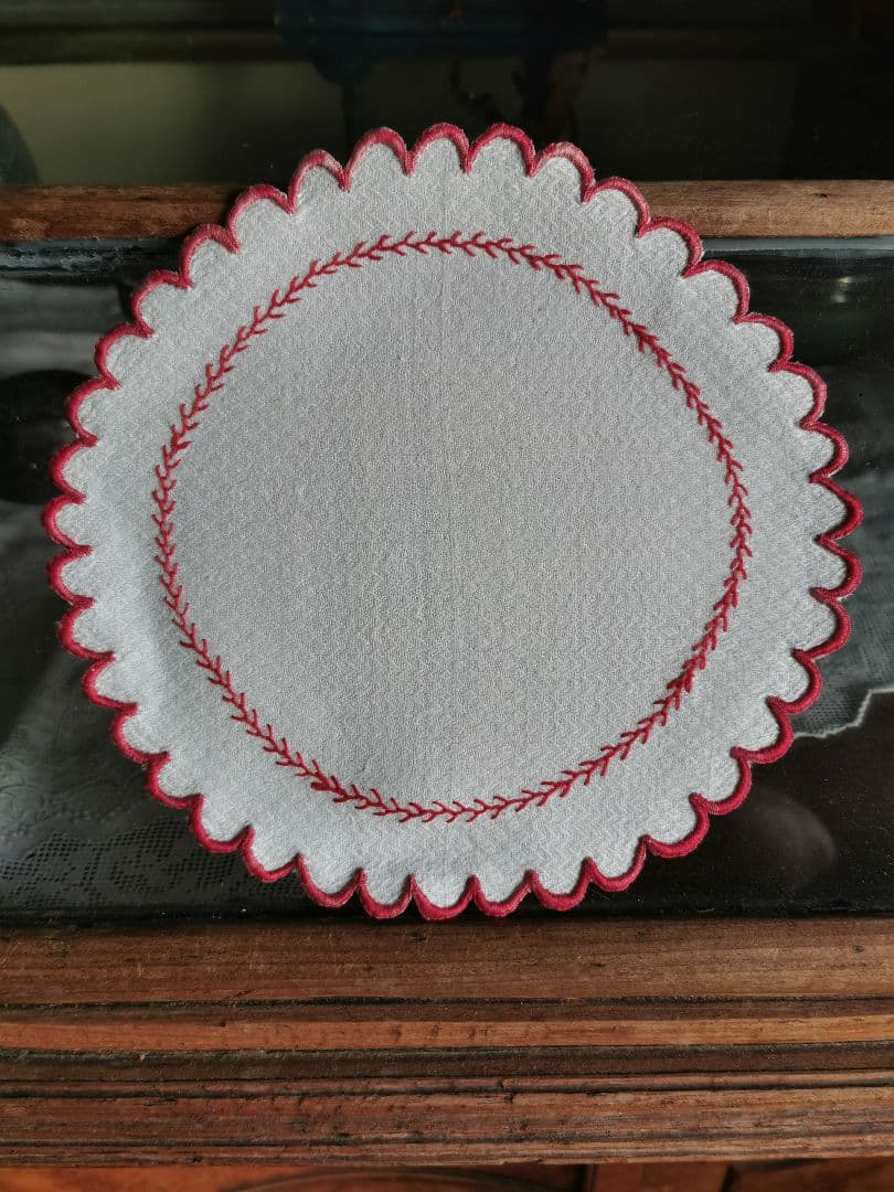 アンティークフランス ピケ風モチーフダマスク織❖〰️ 赤糸刺繍花型ドイリー