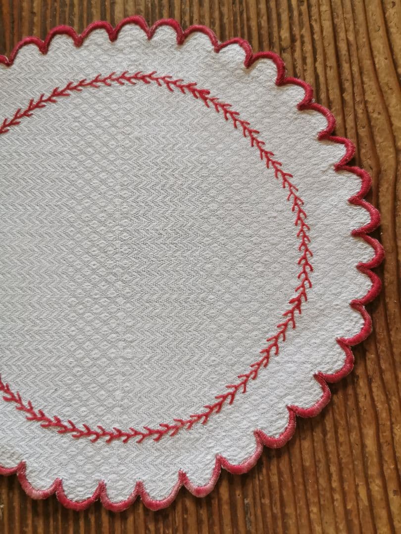 アンティークフランス ピケ風モチーフダマスク織❖〰️ 赤糸刺繍花型ドイリー