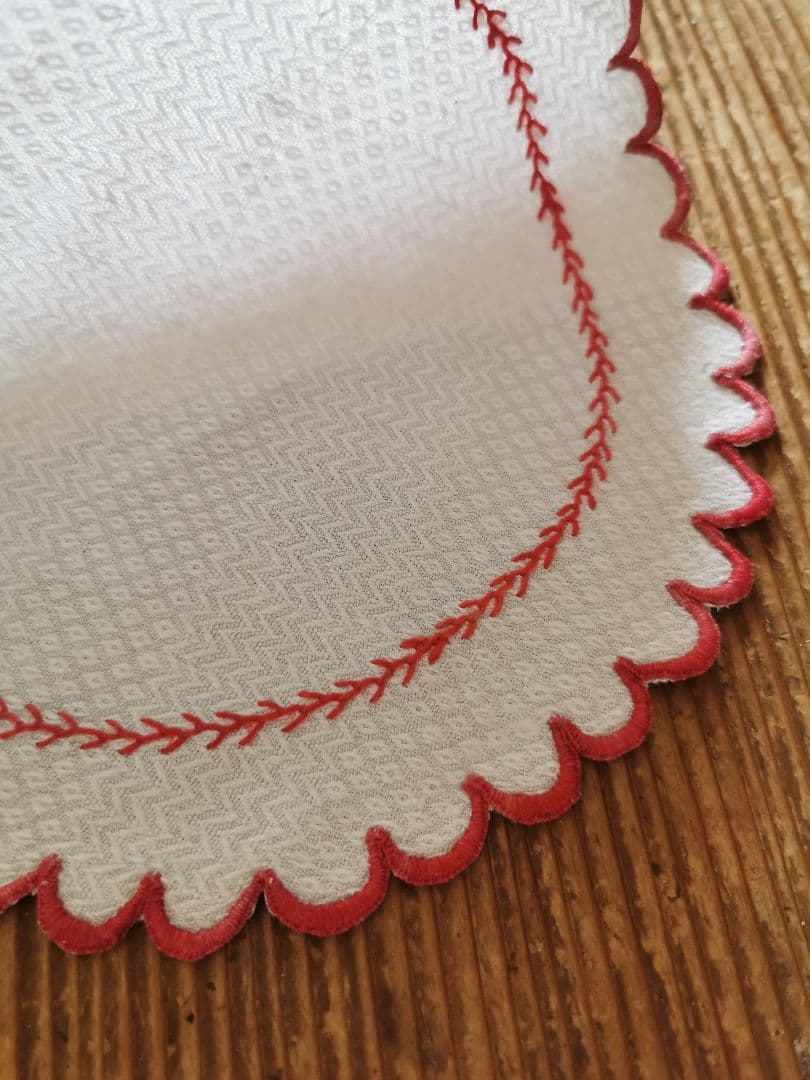 アンティークフランス ピケ風モチーフダマスク織❖〰️ 赤糸刺繍花型ドイリー