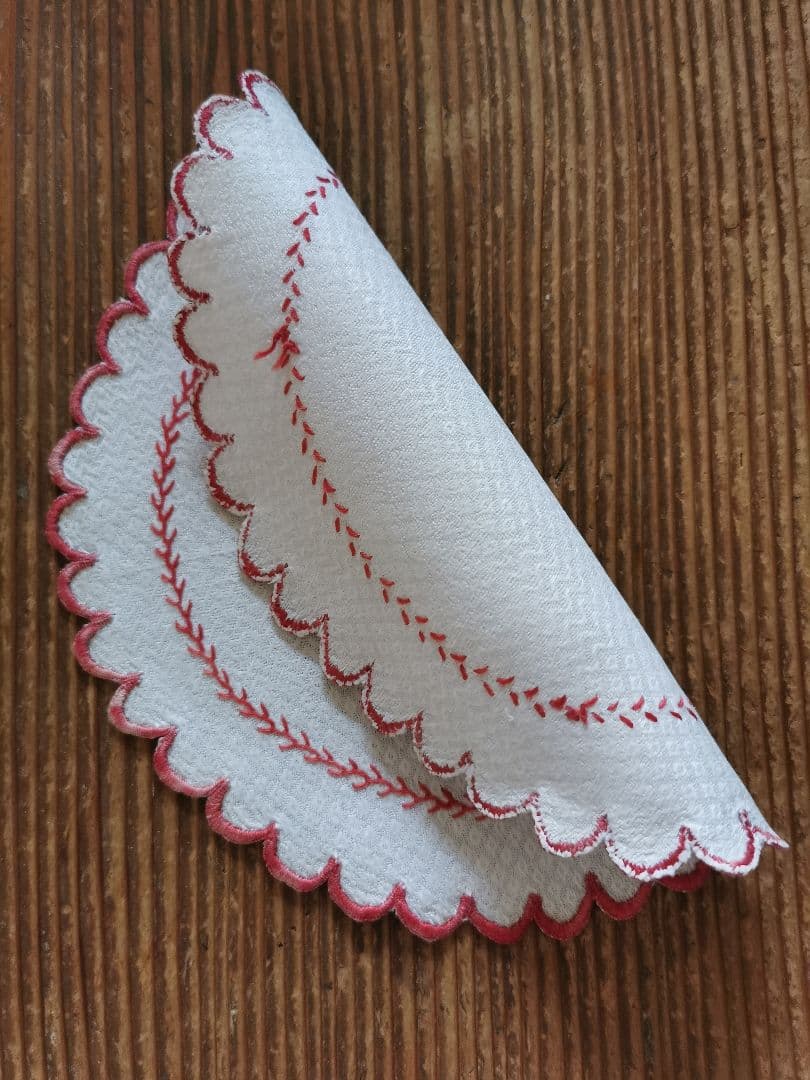 アンティークフランス ピケ風モチーフダマスク織❖〰️ 赤糸刺繍花型ドイリー