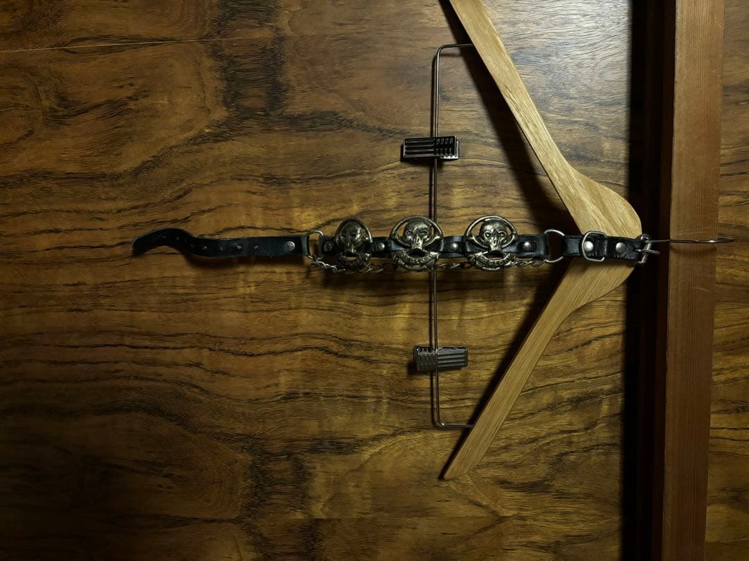 装飾的金属パーツ付きブーツストラップ