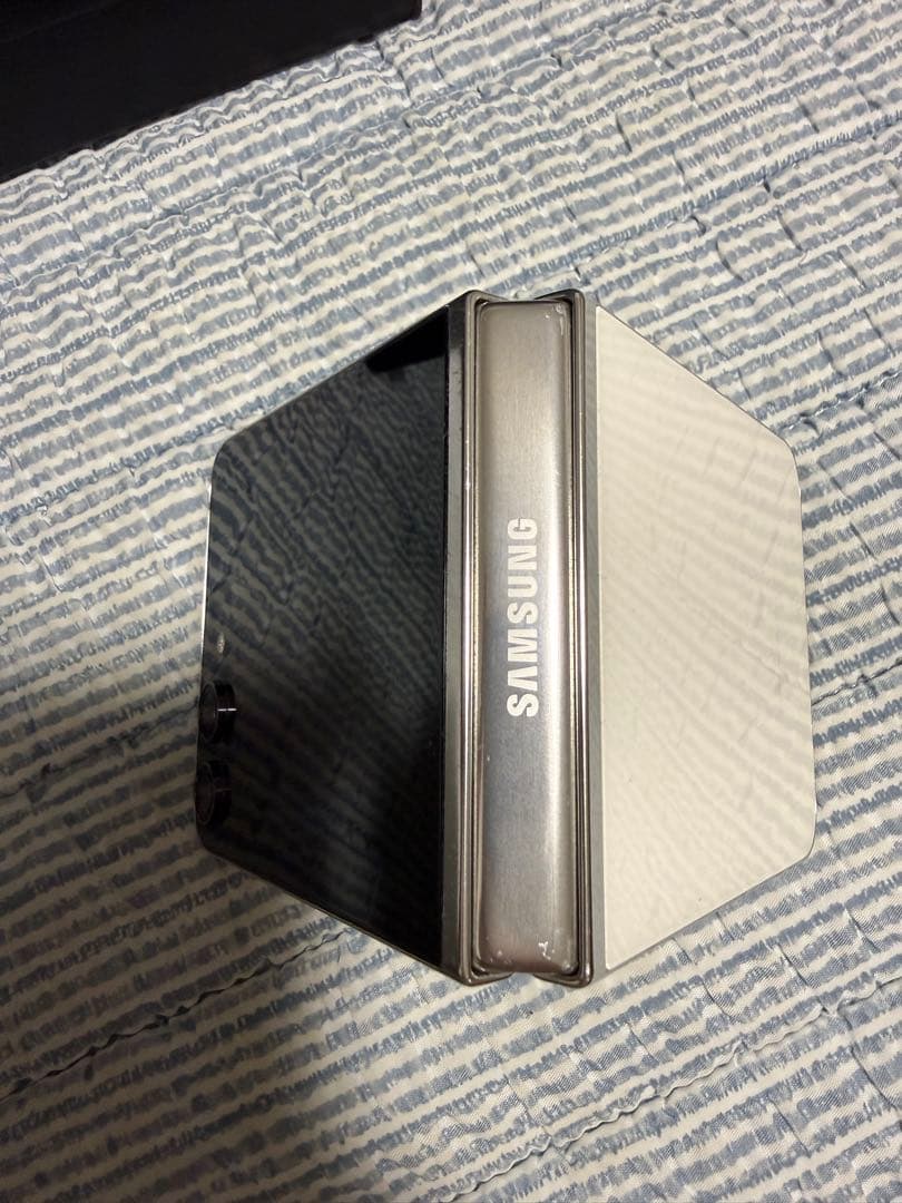 ち*ん様 [大容量美品]Galaxy Z Flip5 512GB クリーム SI