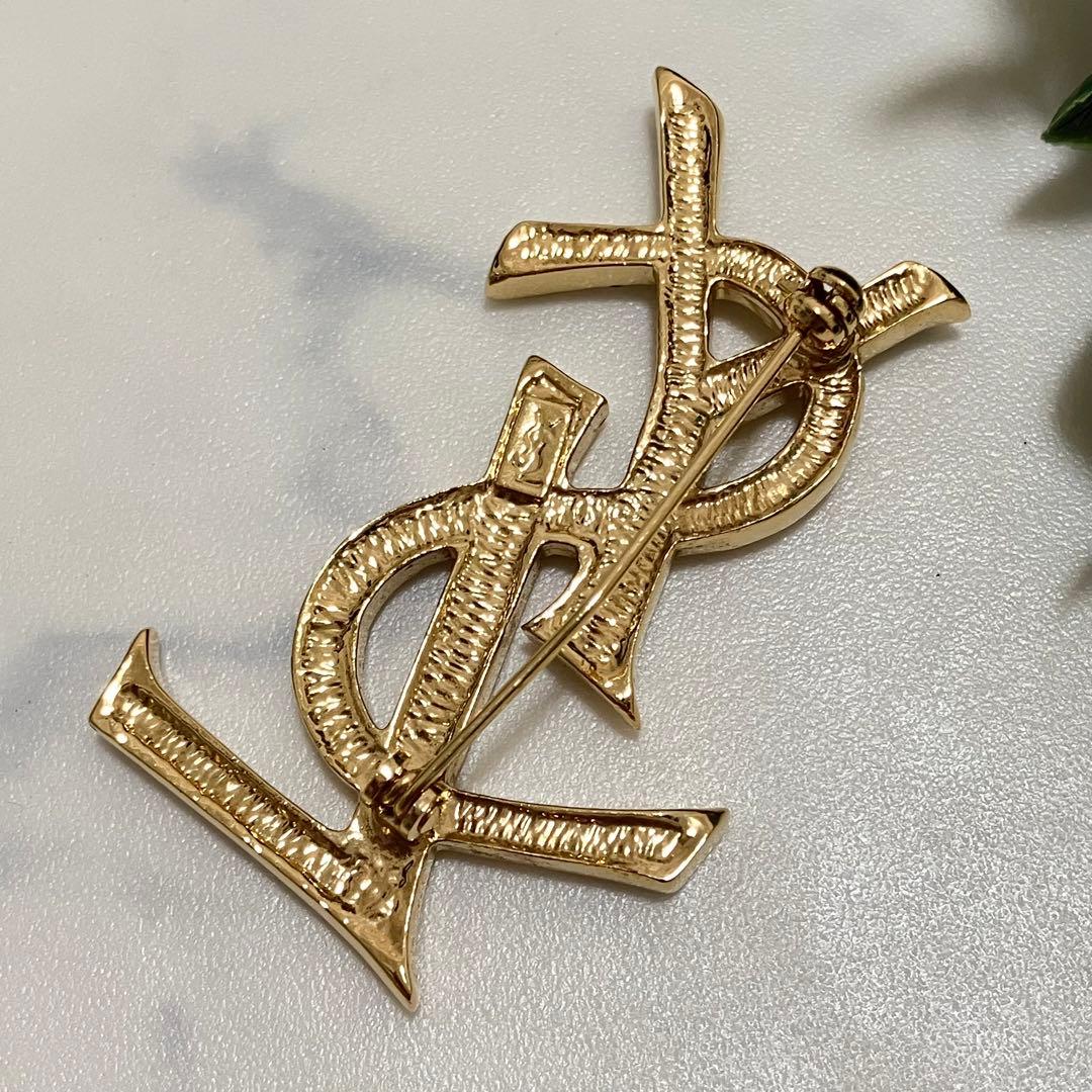 Yves Saint Laurent✨ イブサンローラン　ブローチ　ロゴ