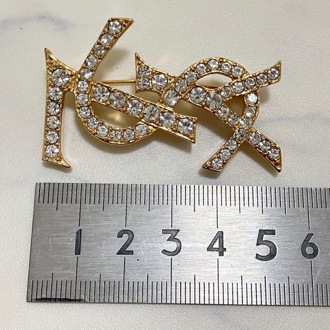 Yves Saint Laurent✨ イブサンローラン　ブローチ　ロゴ