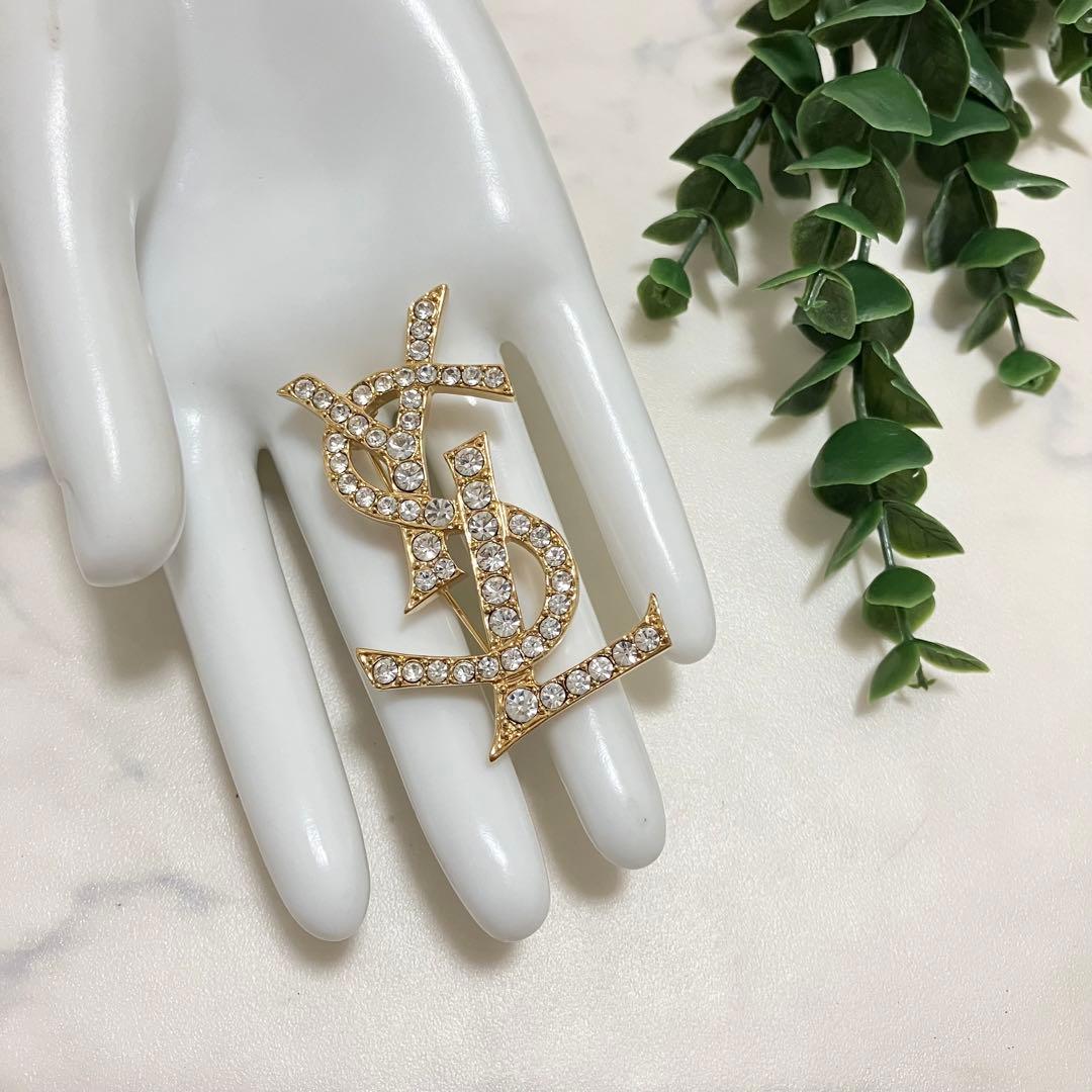 Yves Saint Laurent✨ イブサンローラン　ブローチ　ロゴ