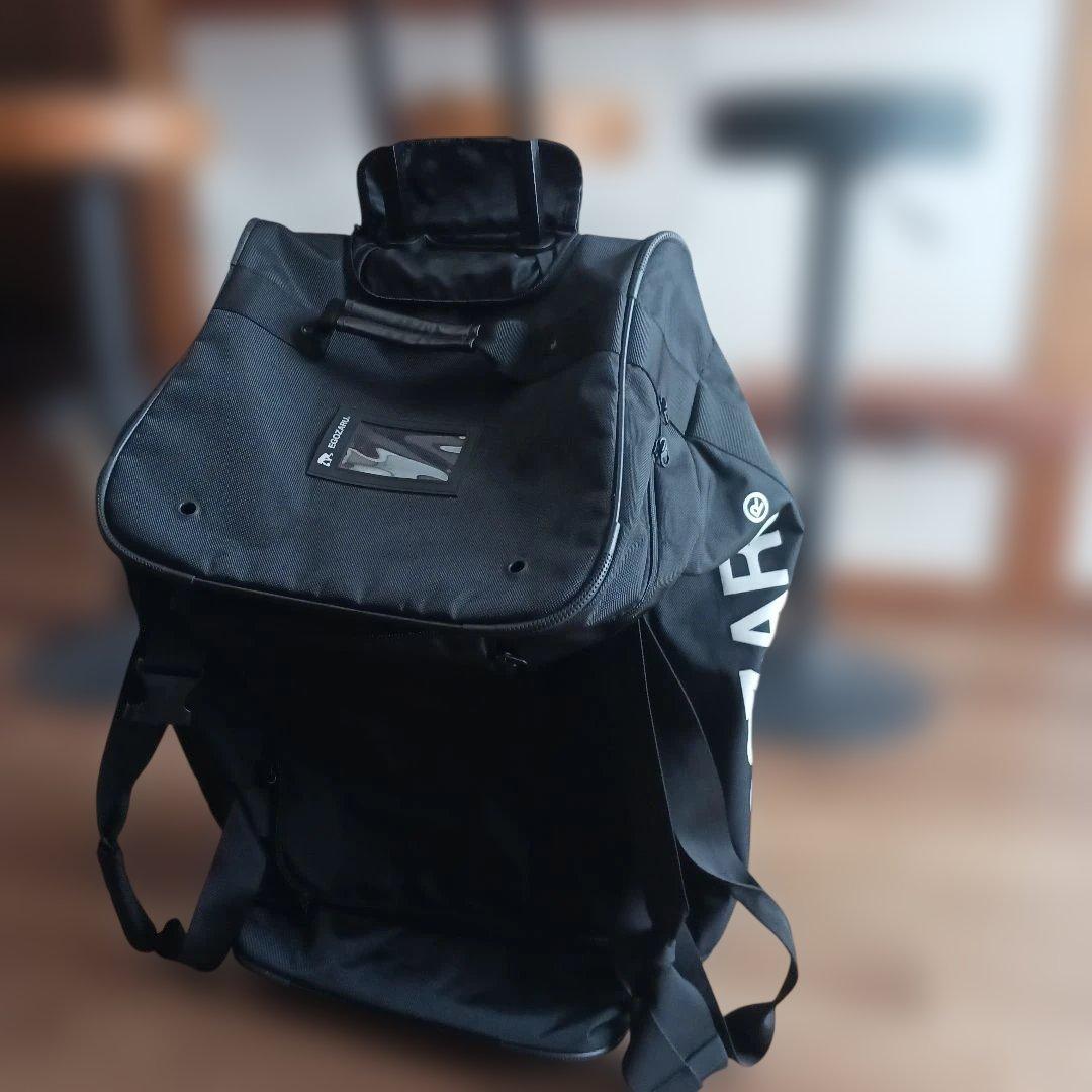 EGOZARU. ブラック ボストンバッグ