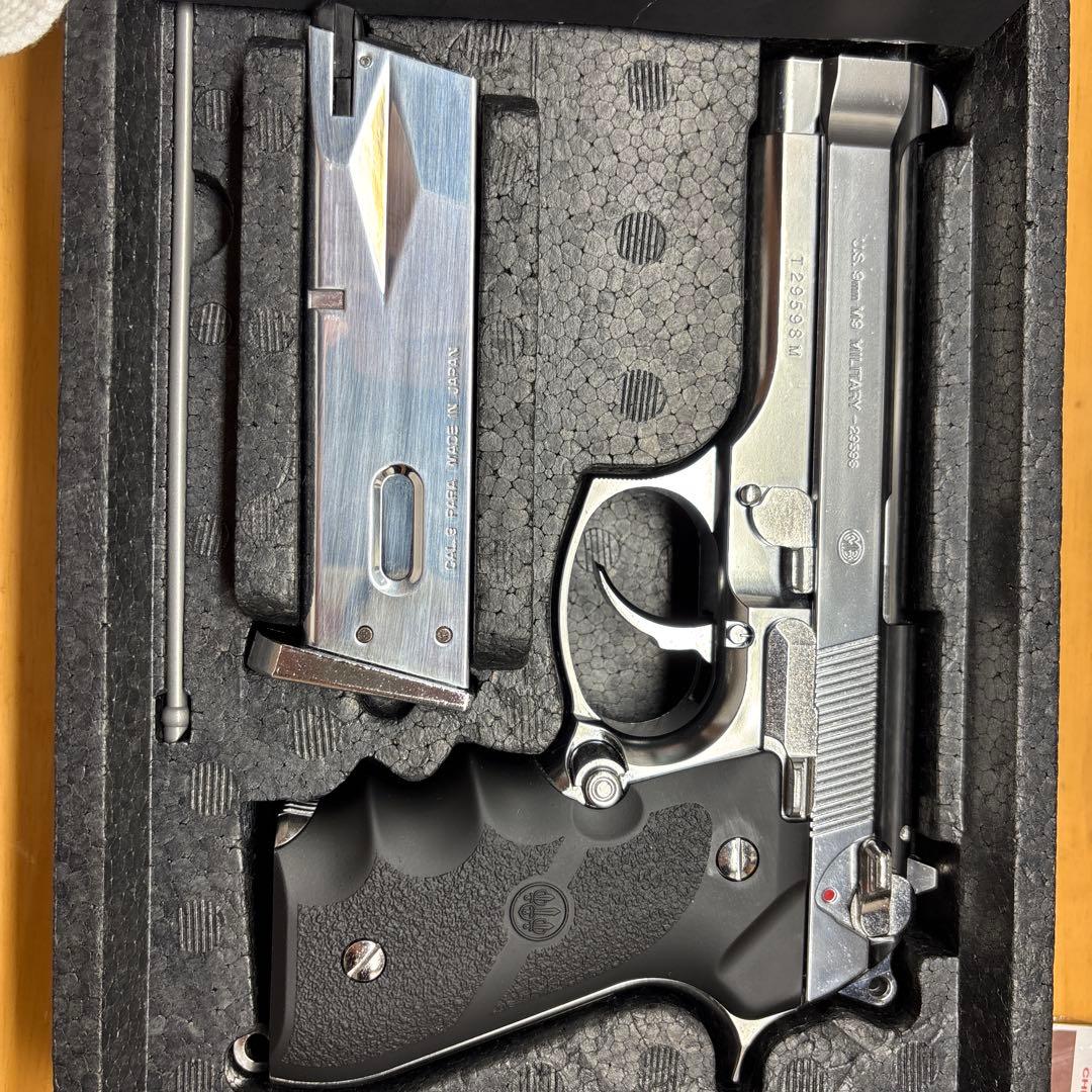 東京マルイ M92F クロムステンレス ガスガン　予備マガジン一個付属