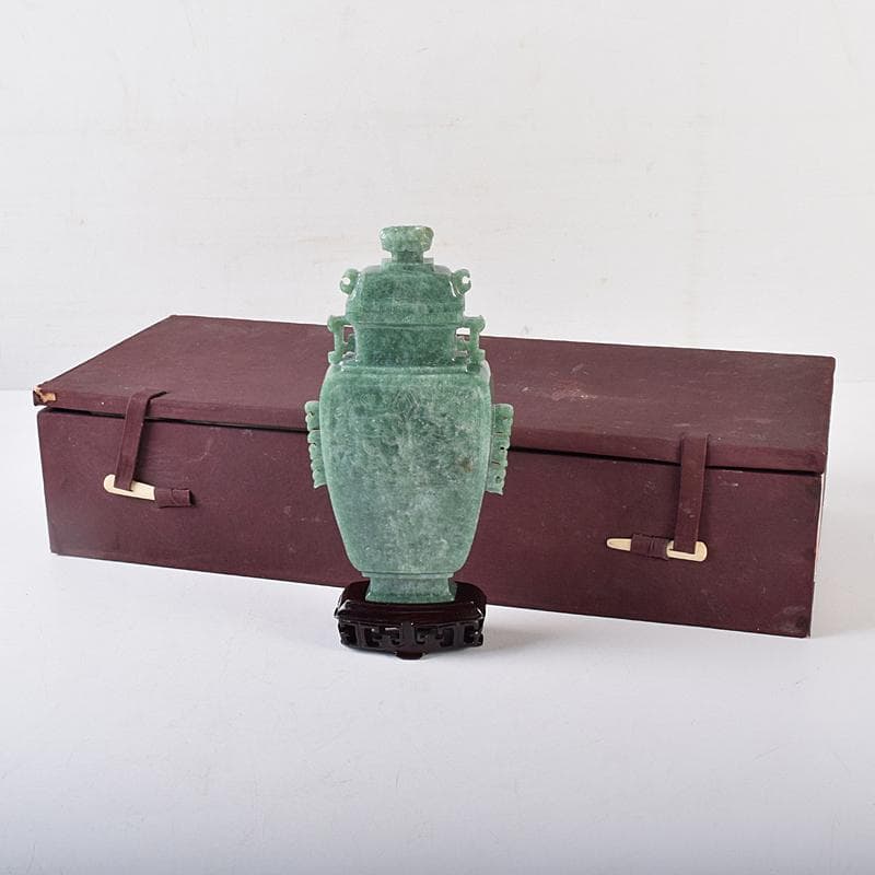 中国　玉石翡翠彫刻　飾壷　約530g　唐木台付　D　R8759