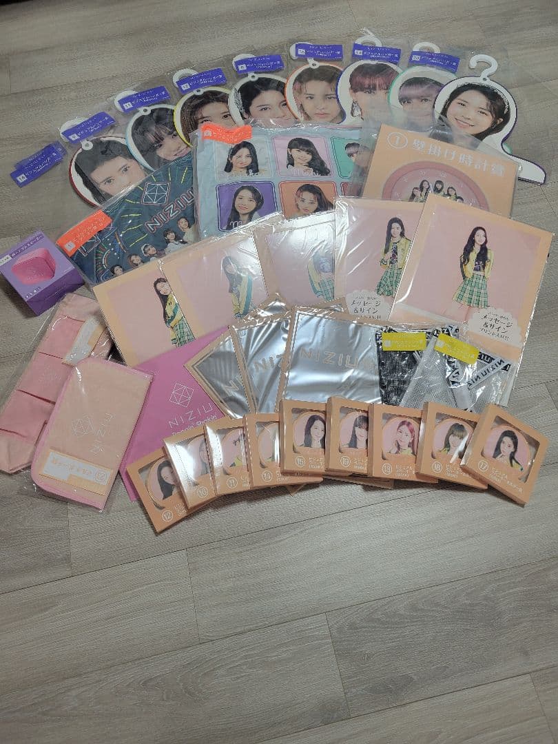 NiziU グッズセット　1番くじ　 壁掛け時計 スピーカー　クッション