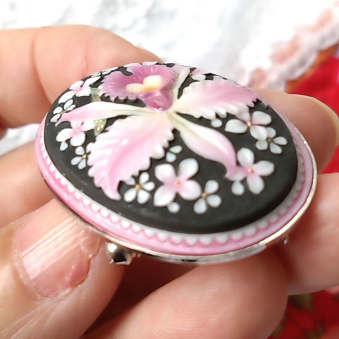 有田焼　トシカネ　俊兼　ポーセリン 蘭の花 ブローチ、ペンダントトップ　美品