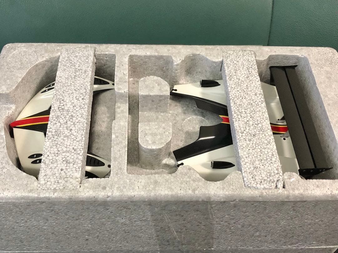 ★絶版！オートアート￼ 1/18 パガーニ ゾンダR (イタリアンストライプ￼)