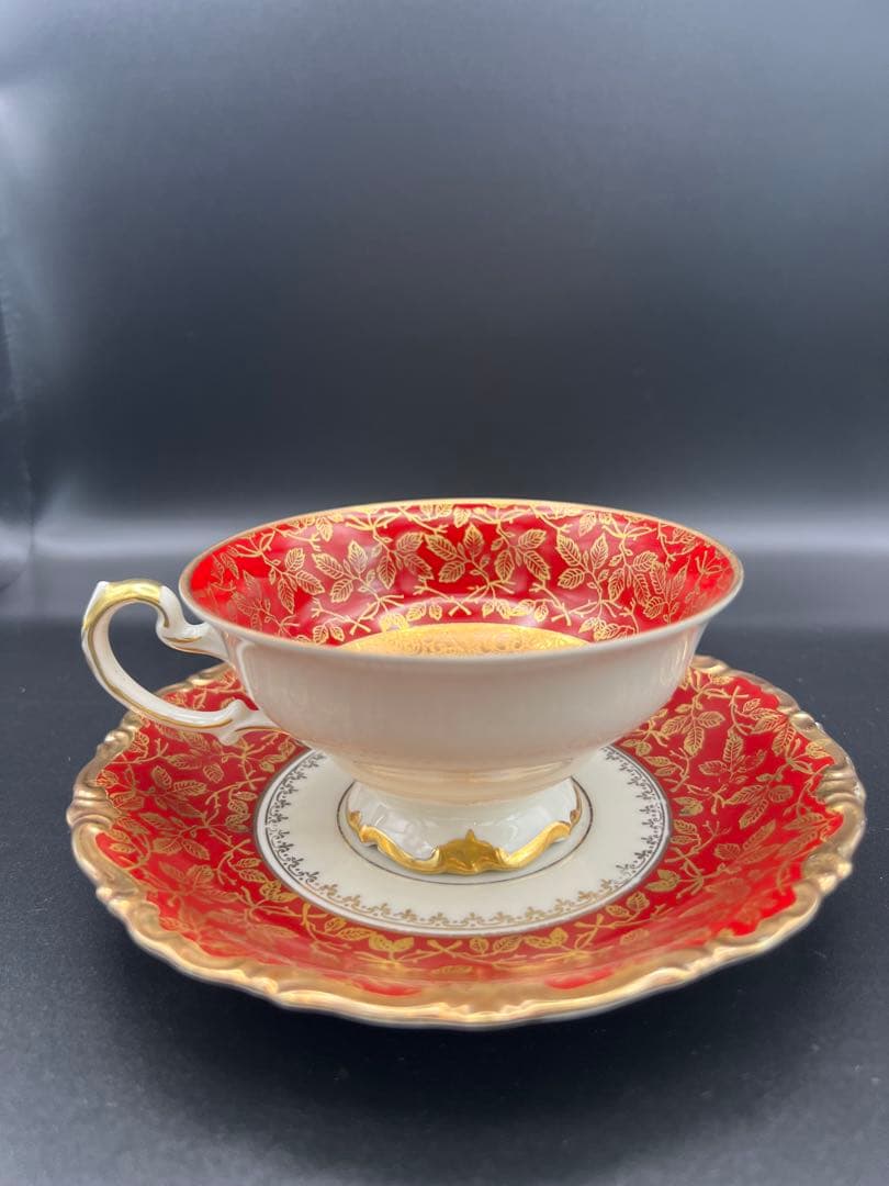 赤と金のティーカップ・ソーサーセット