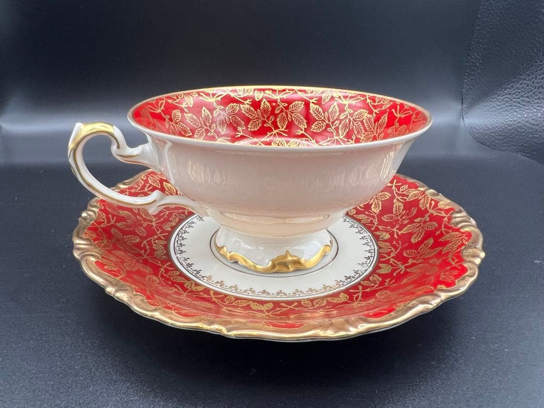 赤と金のティーカップ・ソーサーセット