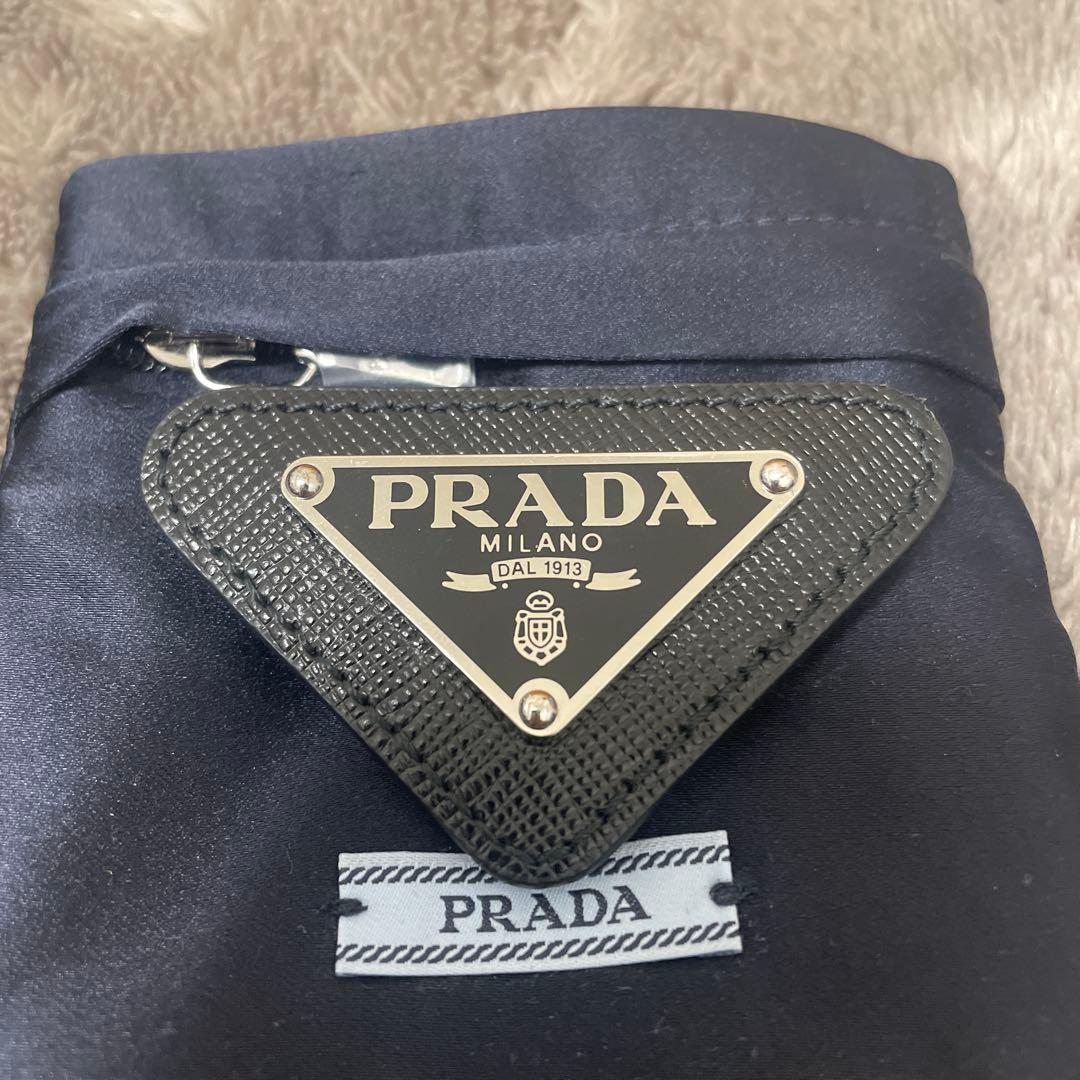 PRADA ブラックレザーブローチ 三角形
