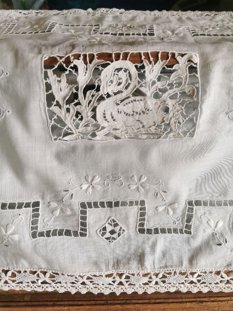 アンティーク 花咲く水辺の白鳥 オープンワーク アイレット花刺繍 レースパネル