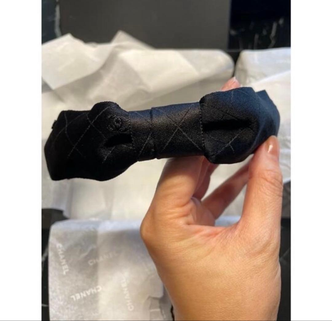 CHANEL ブラック ヘアバンド　シャネル　マトラッセ　ロゴ