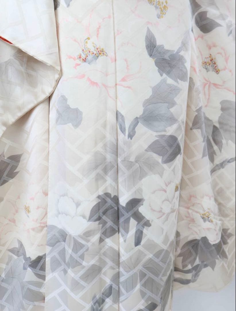 花柄振袖 白色 黒フリル付き