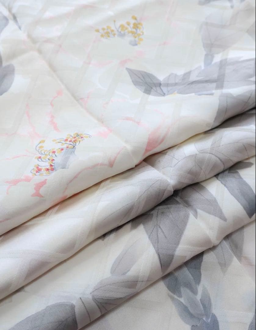 花柄振袖 白色 黒フリル付き