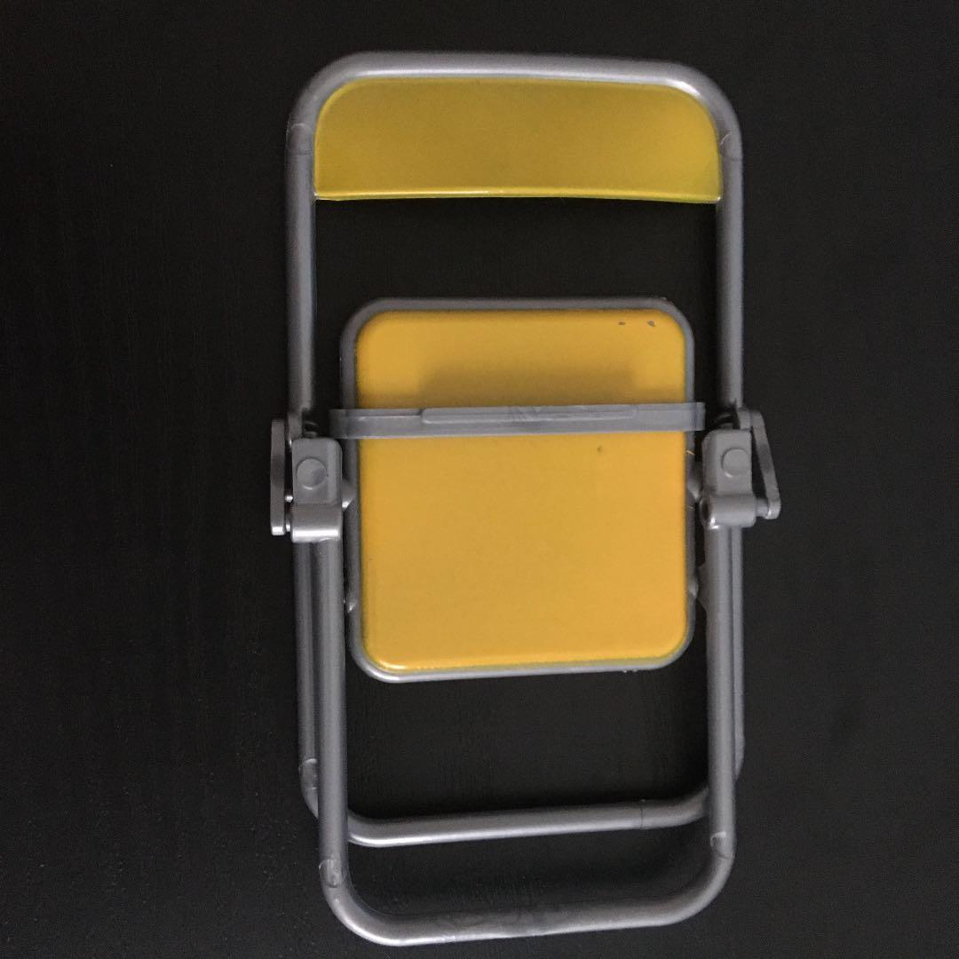 スマホなどを置ける椅子