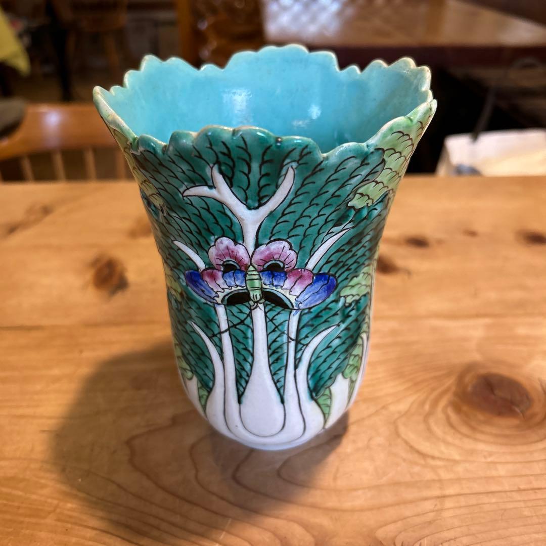 青緑色の花模様の陶器カップ