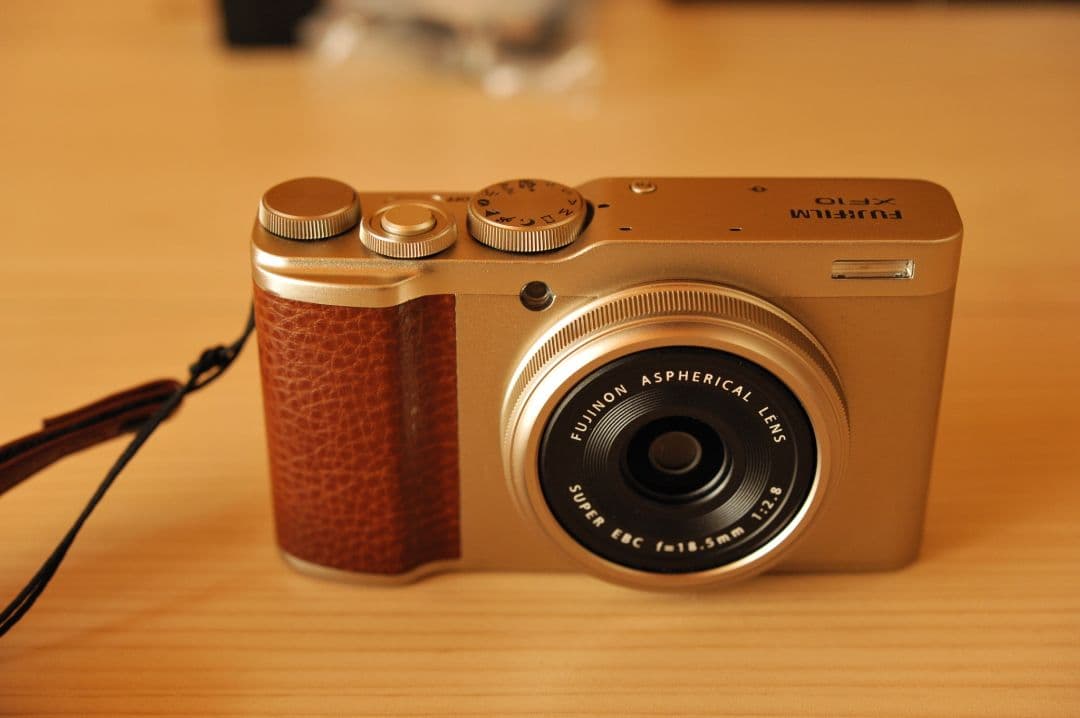 美品　富士フィルム　XF10　シャンパンゴールド（元箱付き）