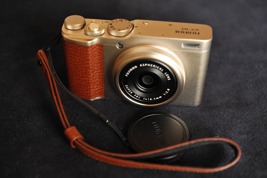 美品　富士フィルム　XF10　シャンパンゴールド（元箱付き）