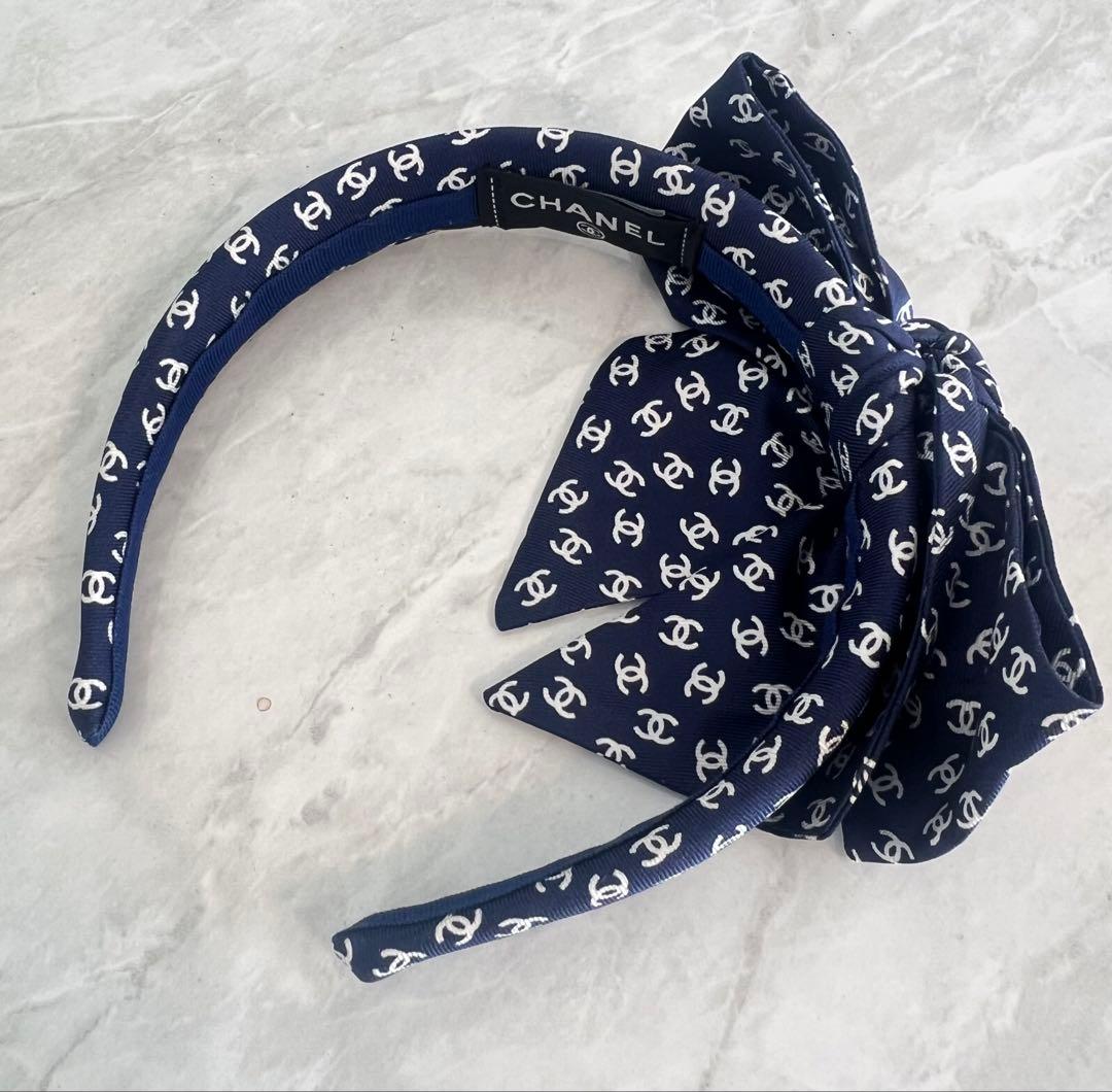 CHANEL ネイビー ロゴリボンヘアバンド/カチューシャ