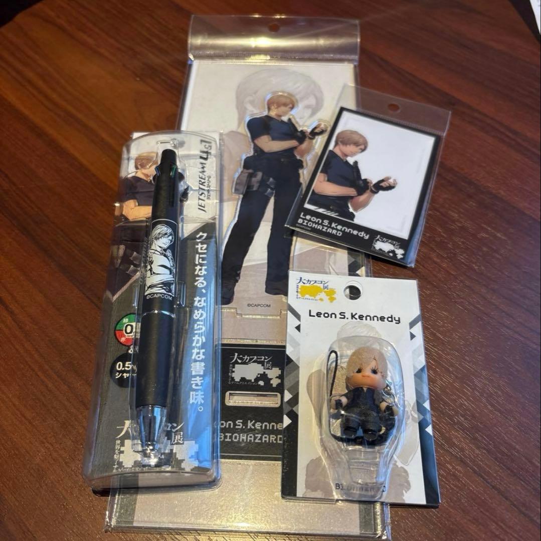 【大カプコン展】レオン コスチュームキューピー　アクスタ　ボールペン