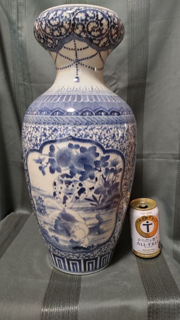 お値引き 古伊万里 大きな壺 白抜き蛸唐草模様に猫が三匹