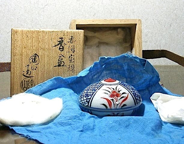 京焼・清水焼 伊東陶山(二代)作 赤絵 宝珠香合 共箱 無傷 保証。