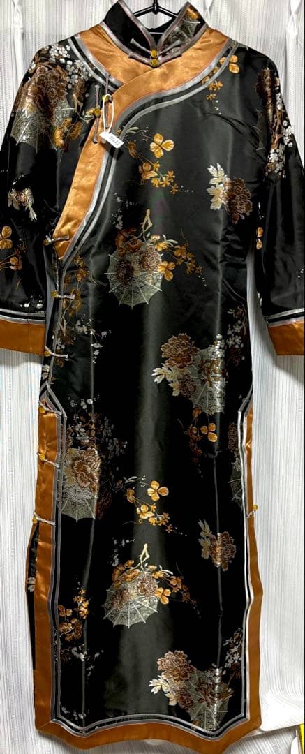 新品未使用 中綿入り ロングチャイナドレス 黒サテン × 金銀梅花柄 長袖