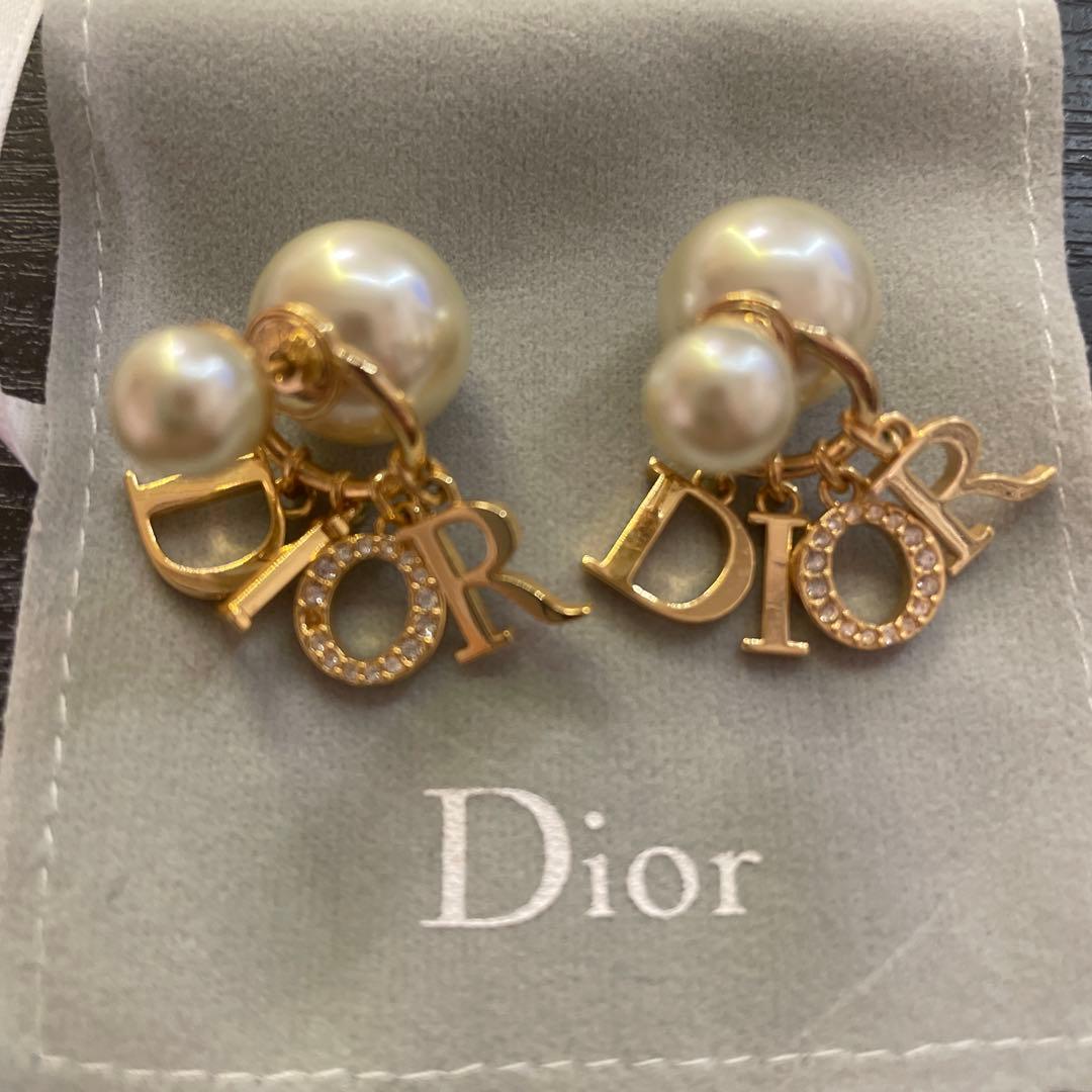 Dior パール ロゴ ピアス