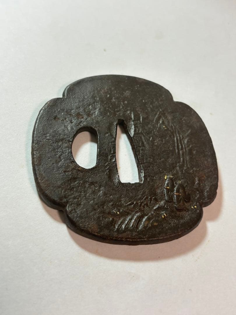 鐔鍔つば　山城国伏見住金家　在銘　唐人物　風景図　鉄地　江戸時代