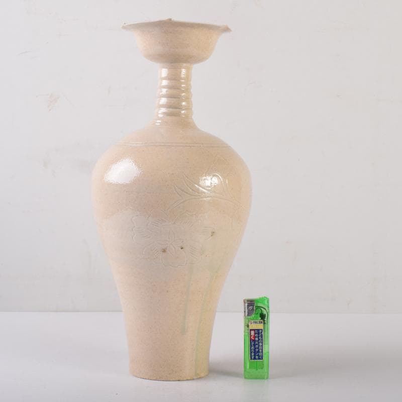 中国　徳化窯白磁　花草刻　花口瓶　C　7060A