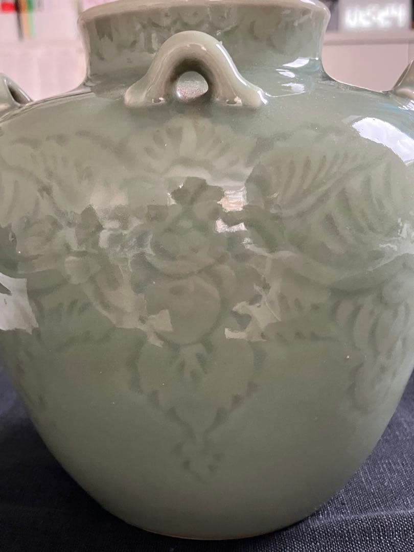 高麗青磁の花模様の壺