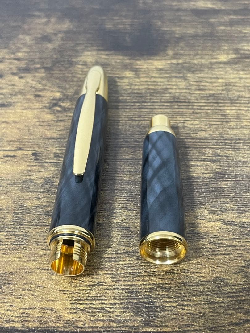 新品未使用　ブラック　マーブル　18k F キャップレス　万年筆　パイロット