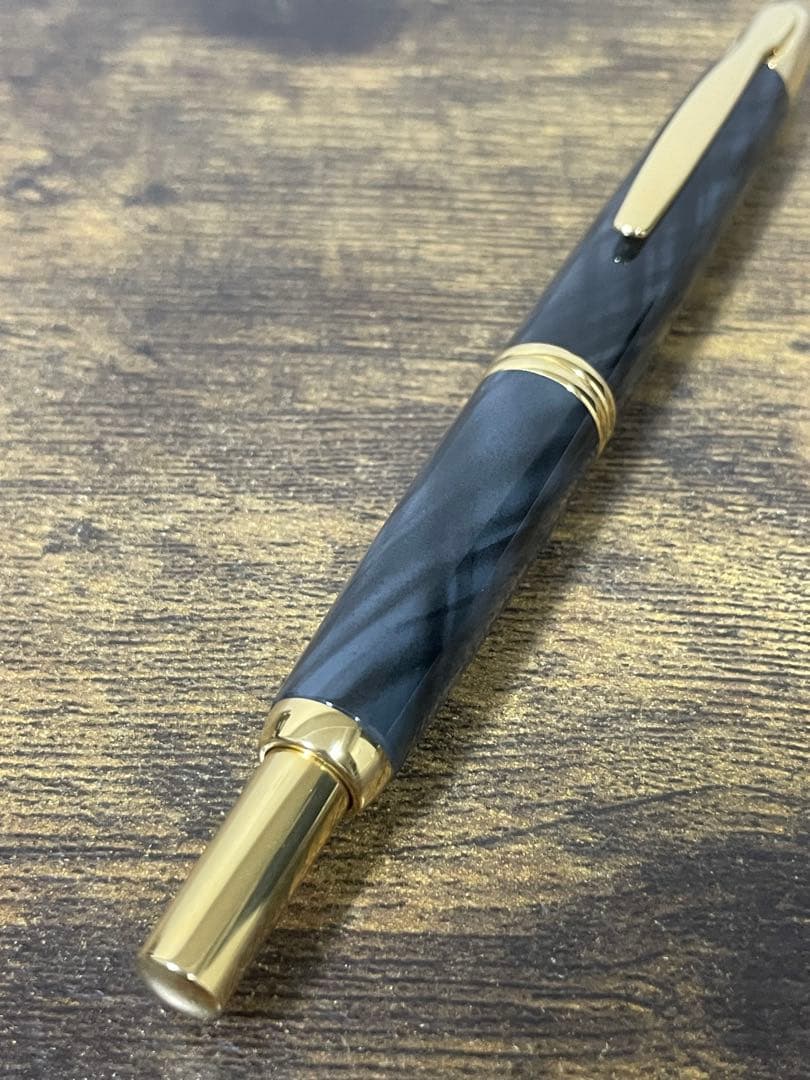 新品未使用　ブラック　マーブル　18k F キャップレス　万年筆　パイロット