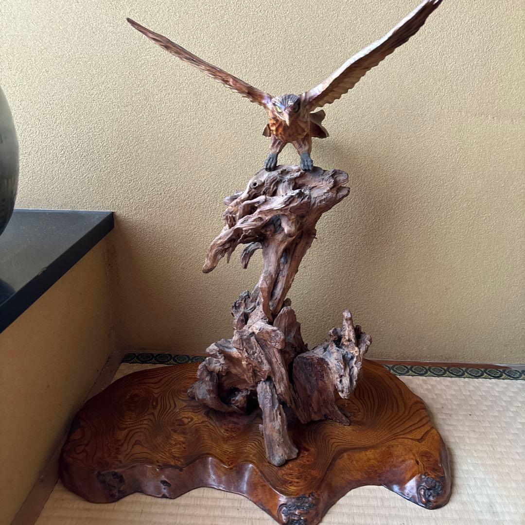 木彫り　鷹　台座付き