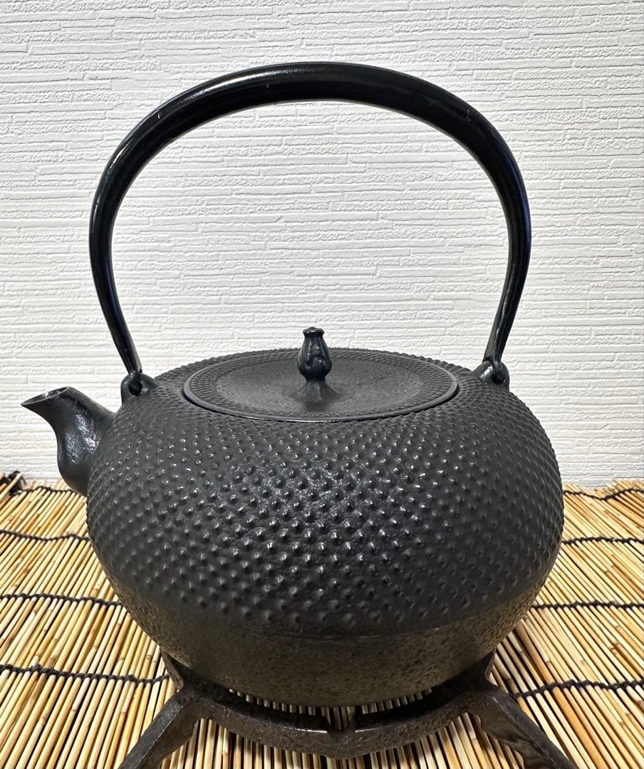 未使用品　南部伝統工芸士 及川寛治作　１８型姥口 アラレ　南部鉄瓶　南部鉄器