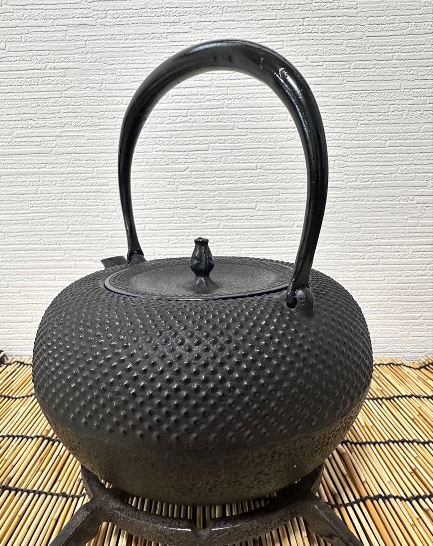 未使用品　南部伝統工芸士 及川寛治作　１８型姥口 アラレ　南部鉄瓶　南部鉄器