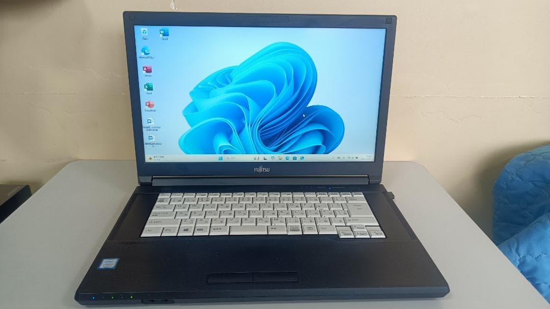 美品ノートパソコンFUJITSU第八世代Corei5 SSD256Gメモリ16G
